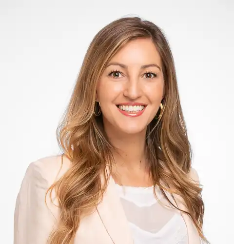 Foto de perfil profesional y marca personal para mujer tomada en estudio fotográfico