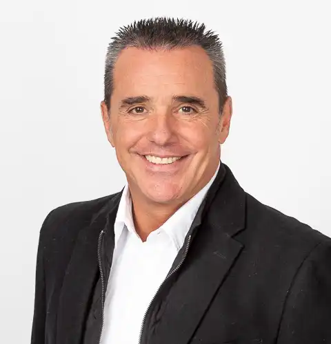 Foto corporativa de hombre senior para perfil profesional de LinkedIn y CV
