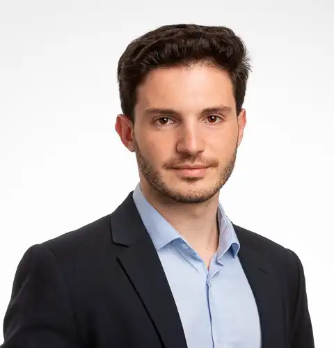 Retrato corporativo de hombre para perfil de LinkedIn realizado en Estudio Molinari