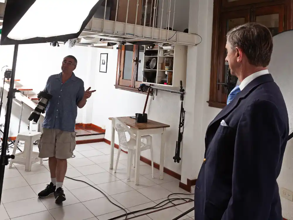 Mariano Molinari dirigiendo una sesión de fotos de retrato en su estudio en Buenos Aires