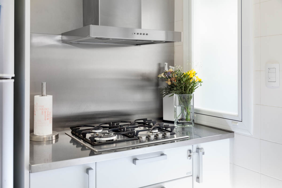 Foto decoración de cocina con acero inoxidable, DVH, carpintería de PVC, extractor