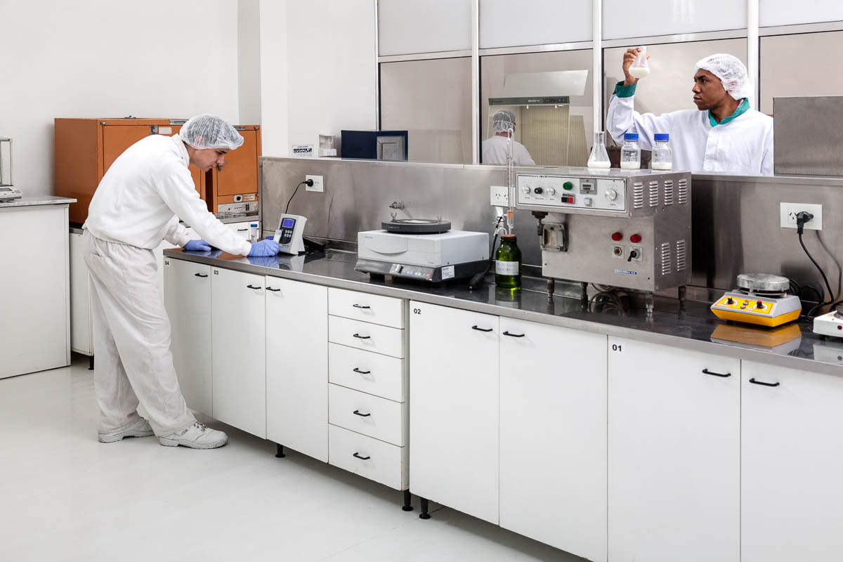 Fotografía tomada por Mariano Molinari en laboratorio de control de la calidad en empresa de alimentos