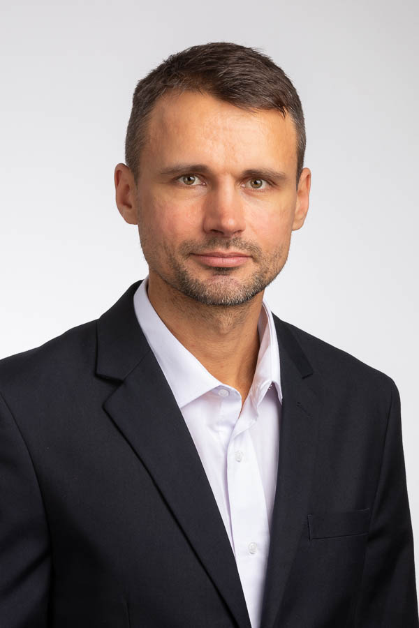 Una hombre profesional en su foto de perfil para Linkedin